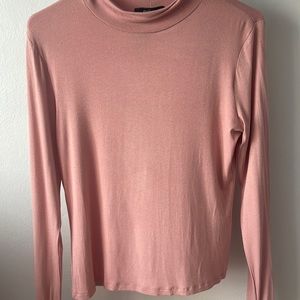 Light pink turtleneck long sleeve shirt! 💗